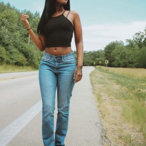 Optimiste de 21 ans cherche lieu paisible pour dessiner nue Eliana - rencontre-Teen-Calais